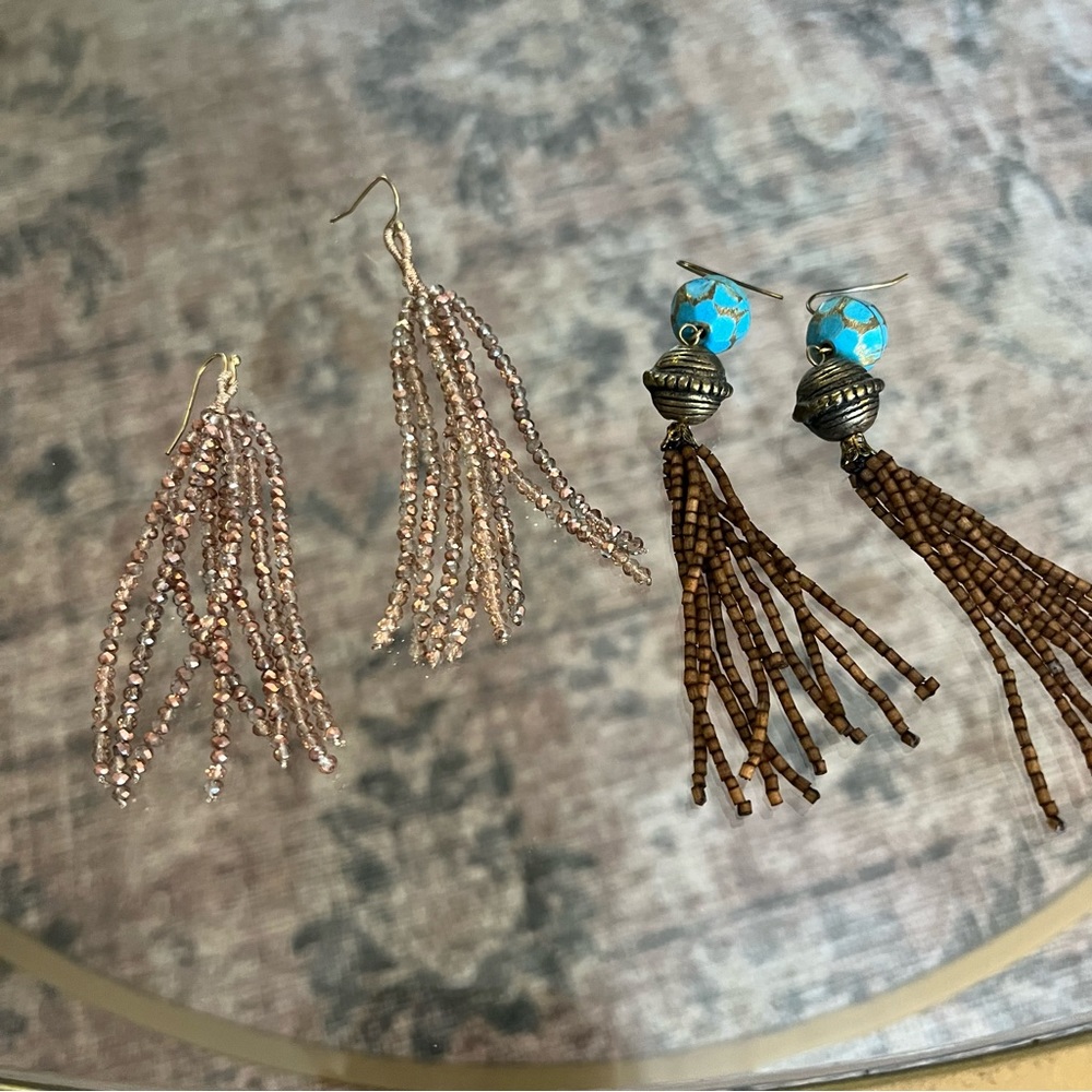 Set of 2 dangly earrings